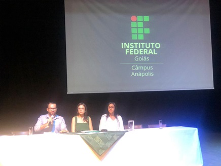 Professores Alessandro, Cláudia Helena e Maria Ivonete encerraram as falas da noite